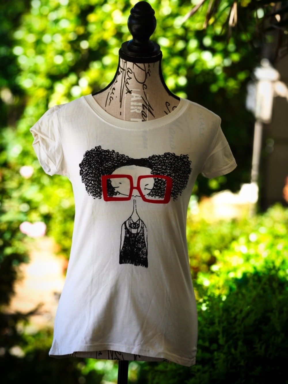 Zhongyi Geek-Chic Girl in Red Glasses Graphic Tee – Fits Like Small